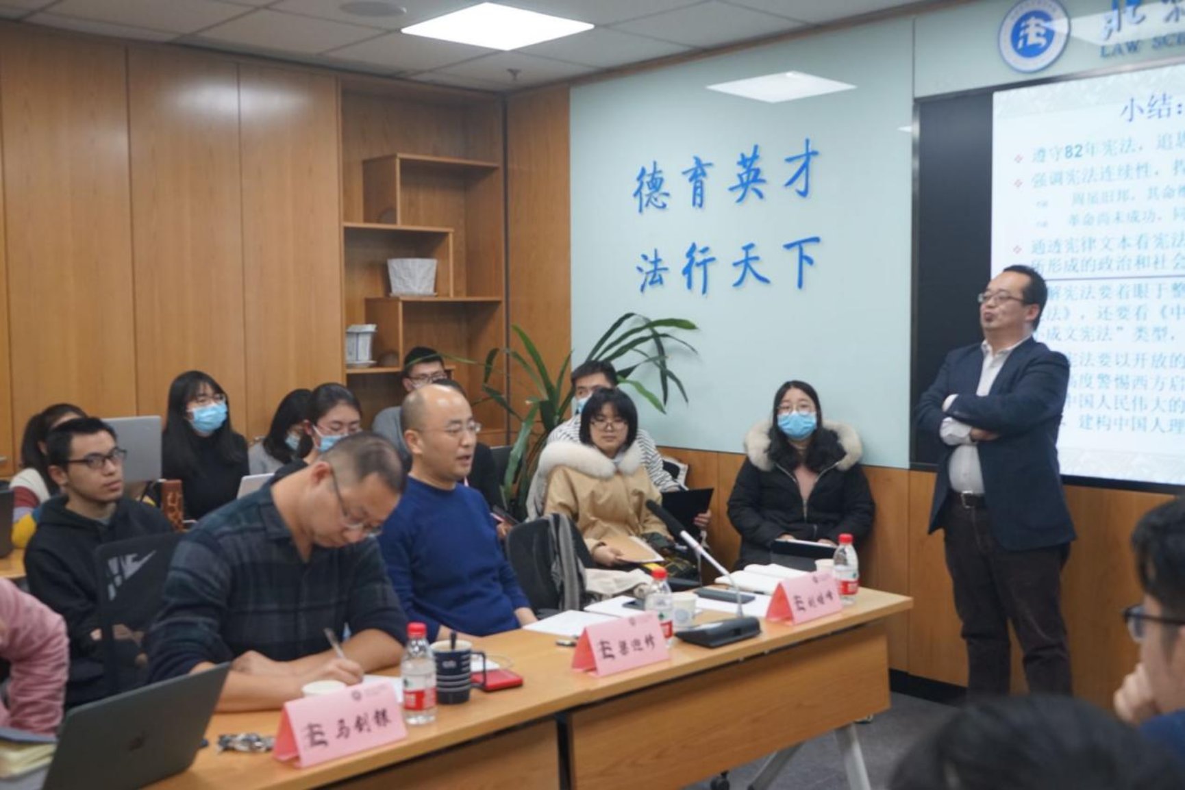 会议室里的人们

描述已自动生成